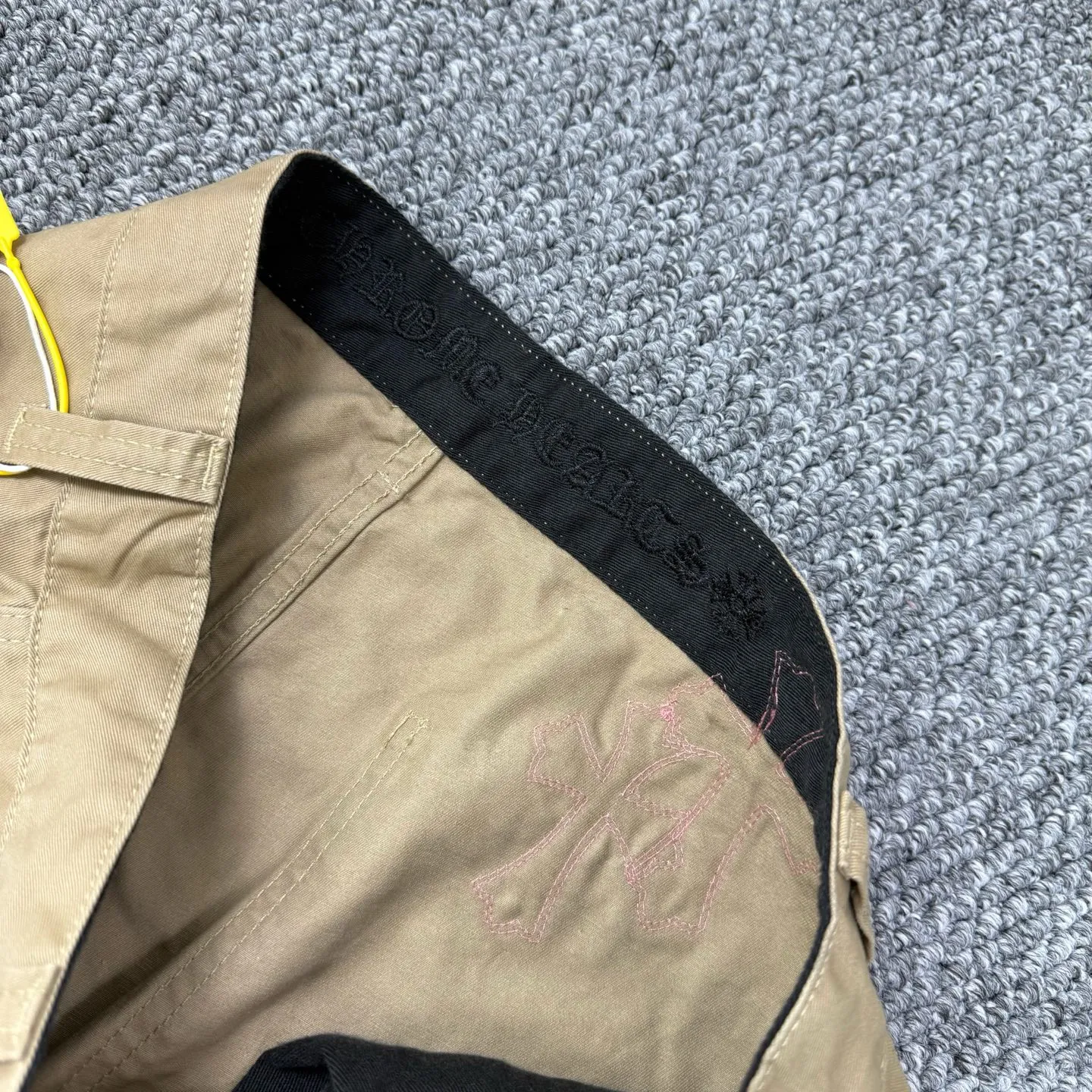 P260 Style number: H837 ChromeHearts & ChromeHearts 2025 new khaki logging pink checkerboard cross-leaf leather couple's loose jeans Top ceiling quality Styles with different wash textures are very friendly to people with thin legs and thick legs. The straight and loose version is very flattering to the leg shape. Moderate length that never goes out of style, easy to match with casually, basic styling for various styles, a must-have in the wardrobe! The fabric is stiff but also makes the upper body soft without losing texture. The washing process is even more perfect. It is a must-have item for everyone! ! ! Washed wheat, hang tag, pants label, three labels complete Color: Khaki Size: 28-30-32-34
